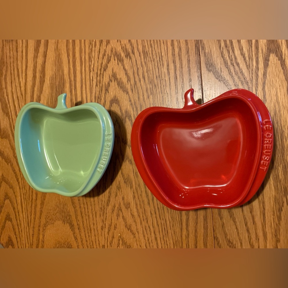 New Le Creuset Stoneware Apple Dishes Set of 2